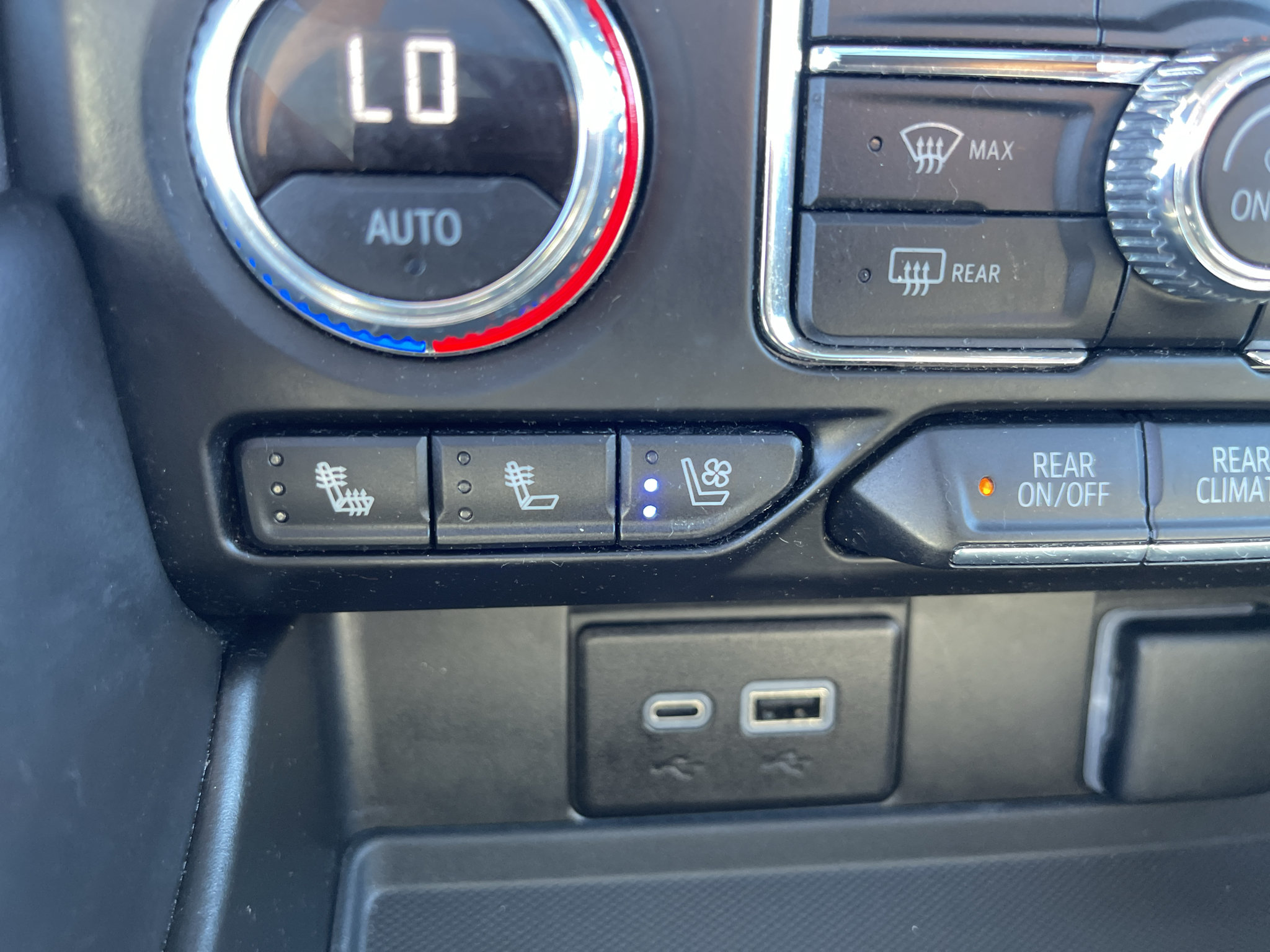 Used 2023 GMC Yukon XL SLT w/ SLT Luxury Package AWD/4WD image 29