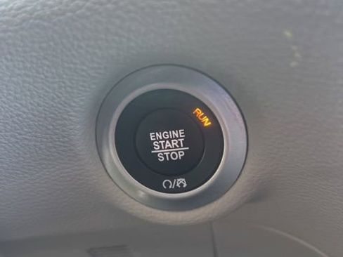 Used 2023 Chrysler Pacifica Limited image 17