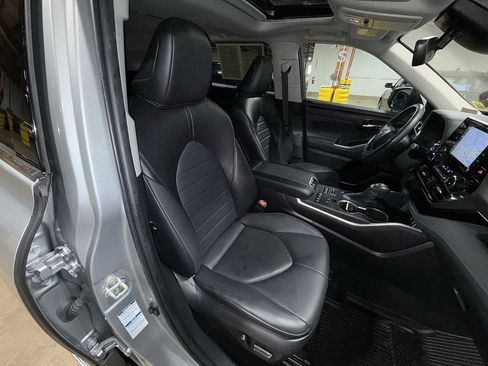 Used 2022 Toyota Highlander XLE AWD/4WD image 16