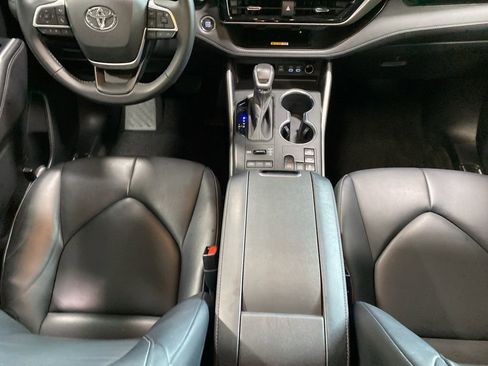 Used 2023 Toyota Highlander XLE AWD/4WD image 22
