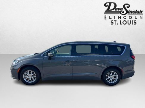Used 2023 Chrysler Pacifica Touring-L FWD image 6