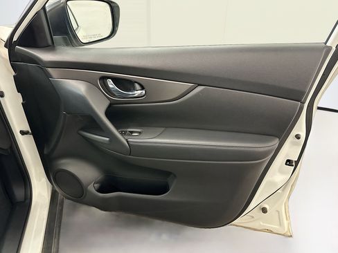 Used 2016 Nissan Rogue SV image 32