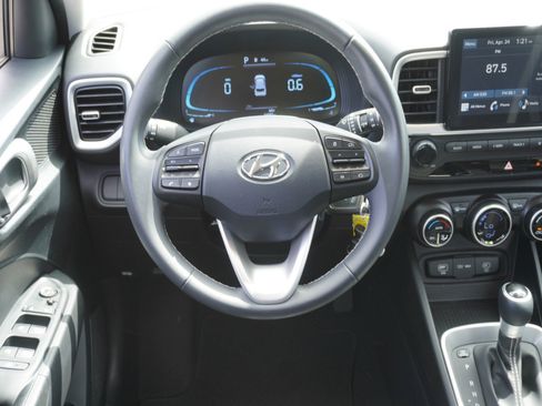 Used 2023 Hyundai Venue SEL FWD image 13
