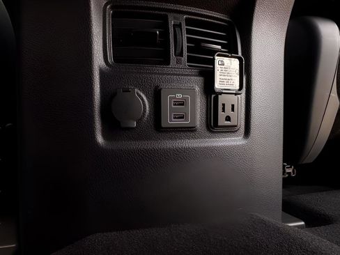 Used 2024 Nissan Titan SV w/ SV Bronze Edition Package image 25