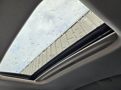 Used 2017 Ford Fusion SE w/ Fusion SE Technology Package image 18