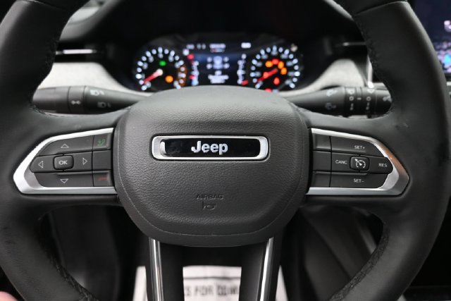 Used 2025 Jeep Compass Latitude AWD/4WD image 14