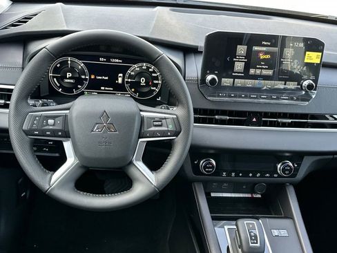 New 2025 Mitsubishi Outlander SE image 15