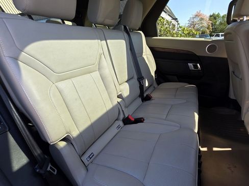Used 2019 Land Rover Discovery HSE AWD/4WD image 12