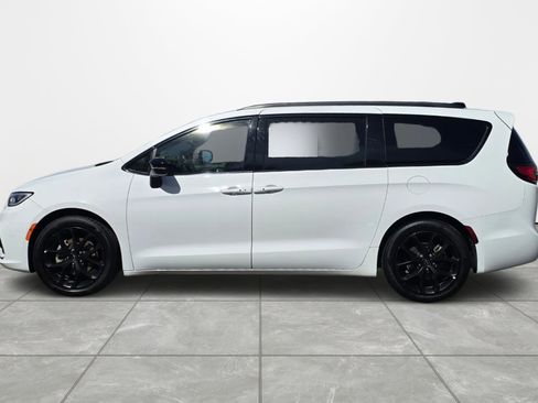 Used 2025 Chrysler Pacifica Limited FWD image 7