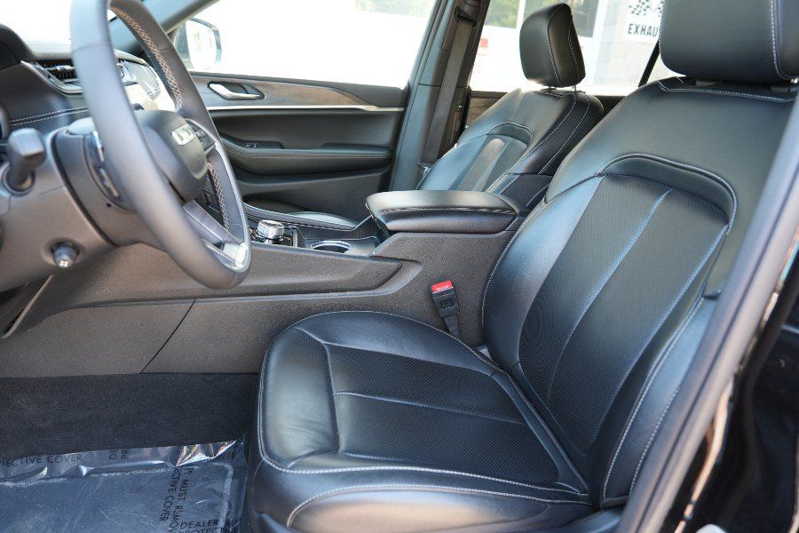 Used 2024 Jeep Grand Cherokee L Limited w/ Luxury Tech Group II AWD/4WD image 17