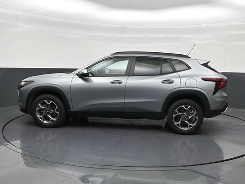 Used 2025 Chevrolet Trax LT w/ Driver Confidence Package FWD image 2
