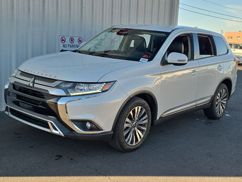 Used 2020 Mitsubishi Outlander SE image 3