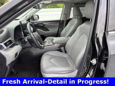Used 2023 Toyota Highlander Limited image 10