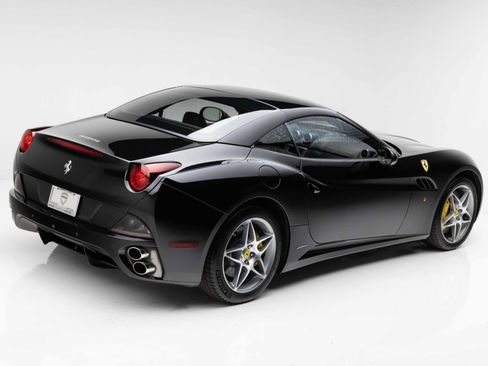 Used 2010 Ferrari California RWD image 3
