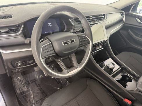 Used 2023 Jeep Grand Cherokee Laredo X AWD/4WD image 17