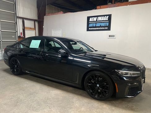 Used 2022 BMW 740i w/ M Sport Package image 38
