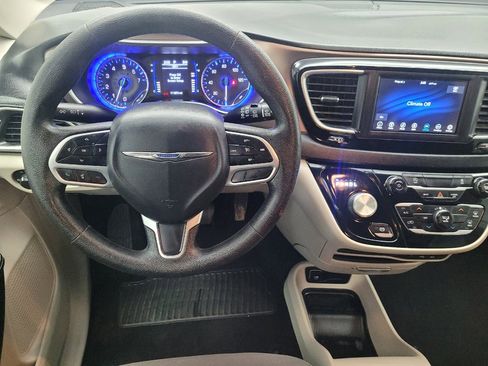 Used 2020 Chrysler Voyager L image 22