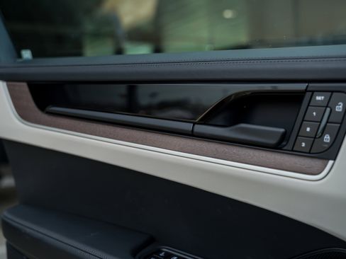 Certified 2025 Porsche Cayenne E-Hybrid image 18