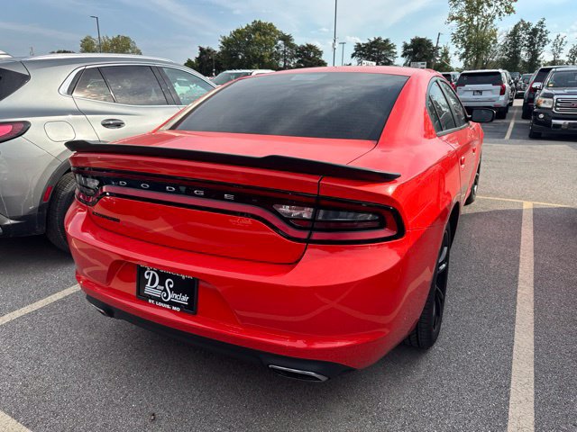 Used 2017 Dodge Charger SE w/ Blacktop Package RWD image 9