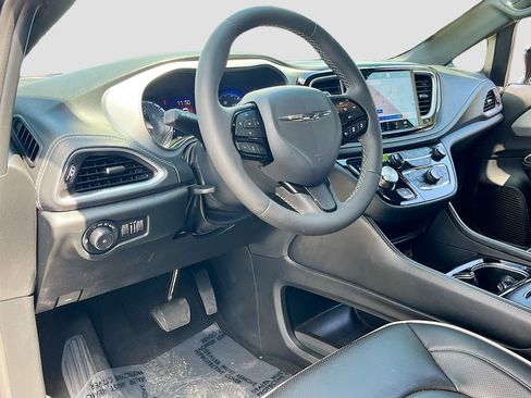 Used 2025 Chrysler Pacifica Limited FWD image 9