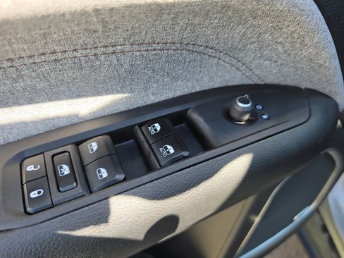 Used 2023 Jeep Compass Latitude w/ Sun and Sound Group AWD/4WD image 18