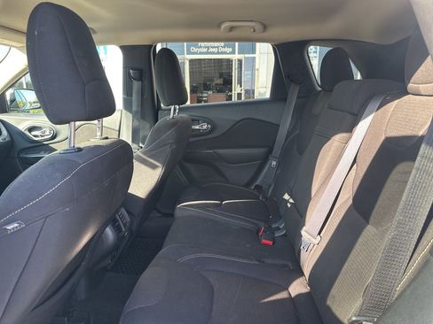 Used 2017 Jeep Cherokee Latitude w/ Cold Weather Group image 28