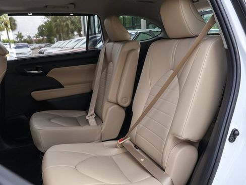 Used 2023 Toyota Highlander XLE FWD image 34