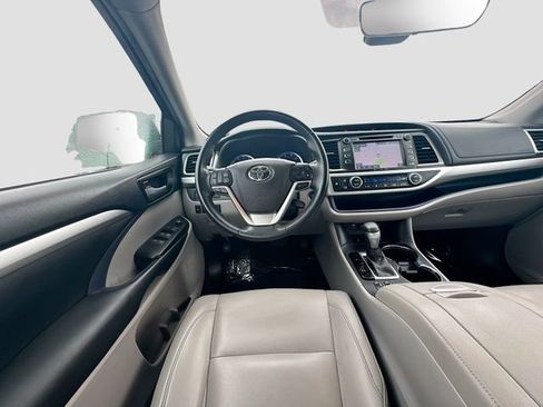 Used 2019 Toyota Highlander XLE AWD/4WD image 23
