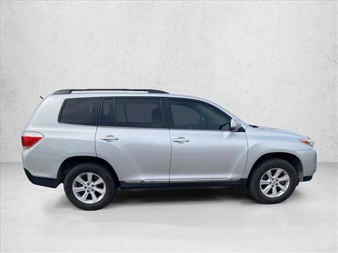 Used 2013 Toyota Highlander SE FWD image 4