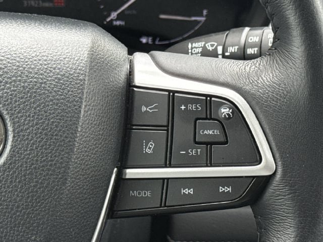 Used 2025 Toyota Sienna XLE FWD image 15