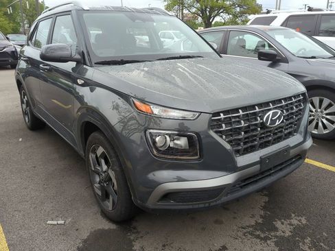 Used 2025 Hyundai Venue SEL FWD image 3