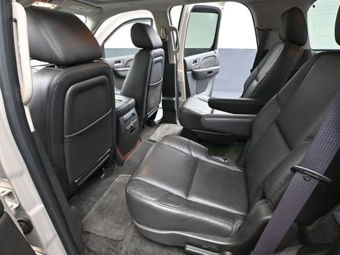 Used 2011 Cadillac Escalade Luxury image 36