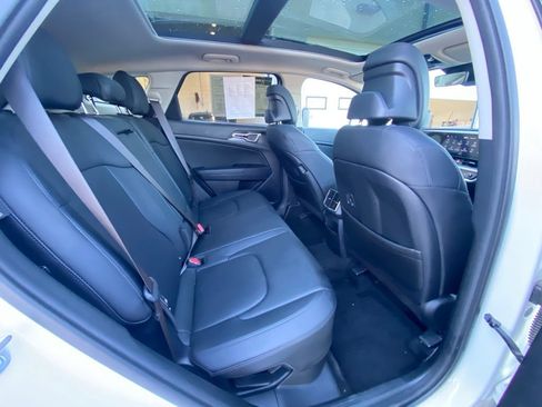 Certified 2024 Kia Sportage EX w/ EX Premium Package AWD/4WD image 24