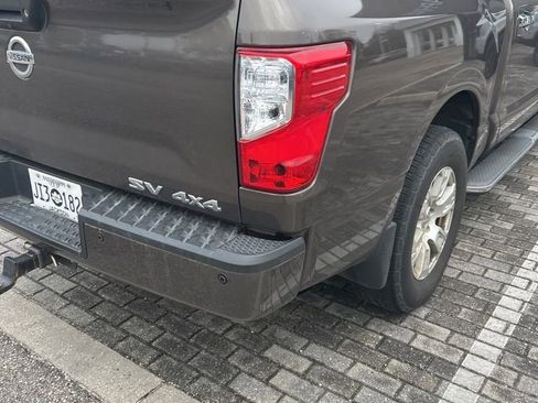 Used 2017 Nissan Titan SV image 12