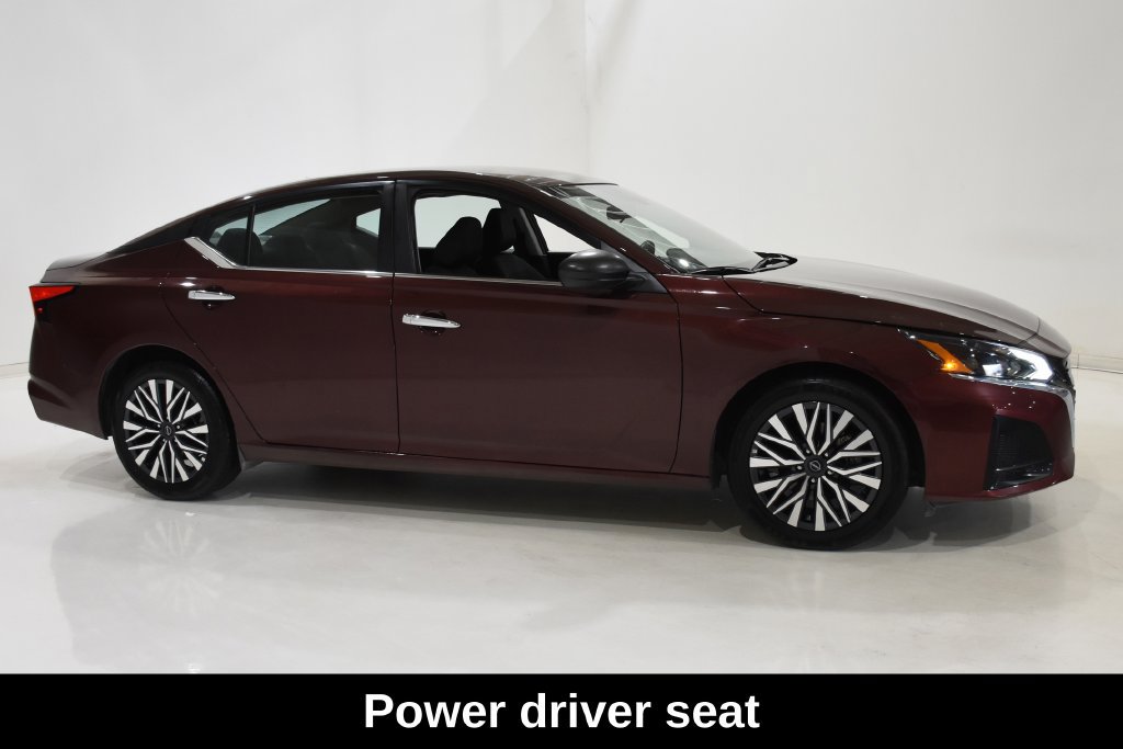 Used 2025 Nissan Altima 2.5 SV FWD image 3