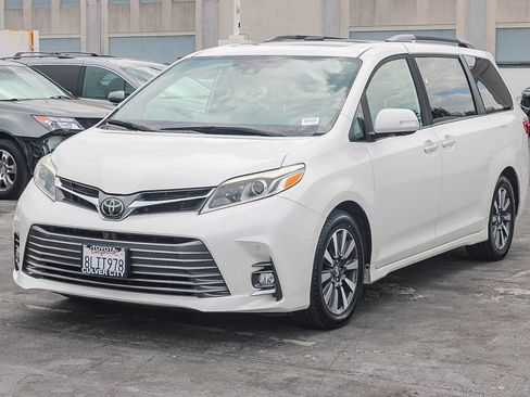 Used 2020 Toyota Sienna Limited Premium w/ Carpet Mat Package FWD image 3