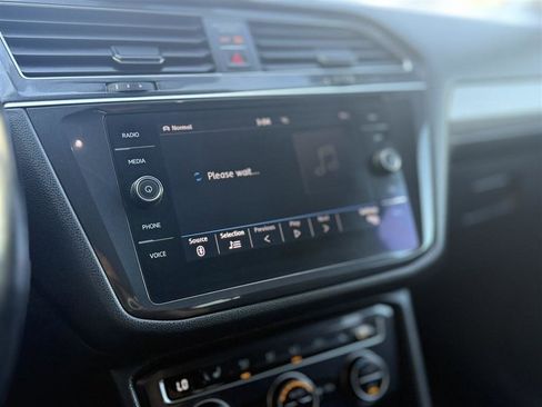 Used 2018 Volkswagen Tiguan SEL AWD/4WD image 11
