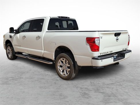 Used 2019 Nissan Titan SV w/ SV Convenience Package image 7
