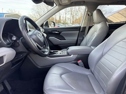 Used 2023 Toyota Highlander XLE image 12