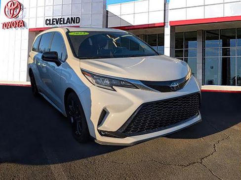 Used 2023 Toyota Sienna XSE image 2