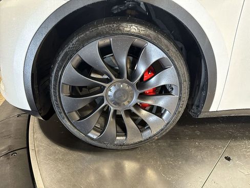 Used 2023 Tesla Model Y Performance image 10