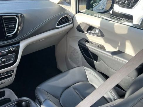 Used 2024 Chrysler Pacifica Select image 17