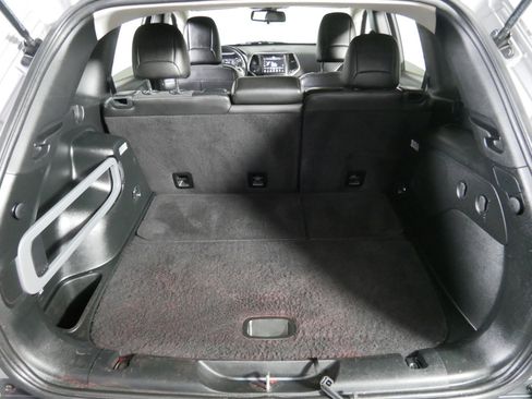 Used 2018 Jeep Cherokee Latitude Plus w/ Cold Weather Group image 18