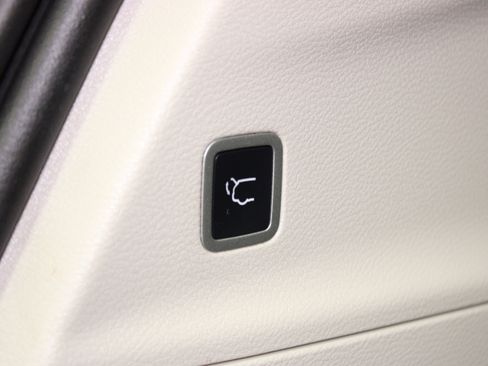 Used 2023 Chrysler Pacifica Touring-L FWD image 13