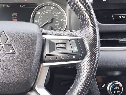 Used 2025 Mitsubishi Outlander SE image 24