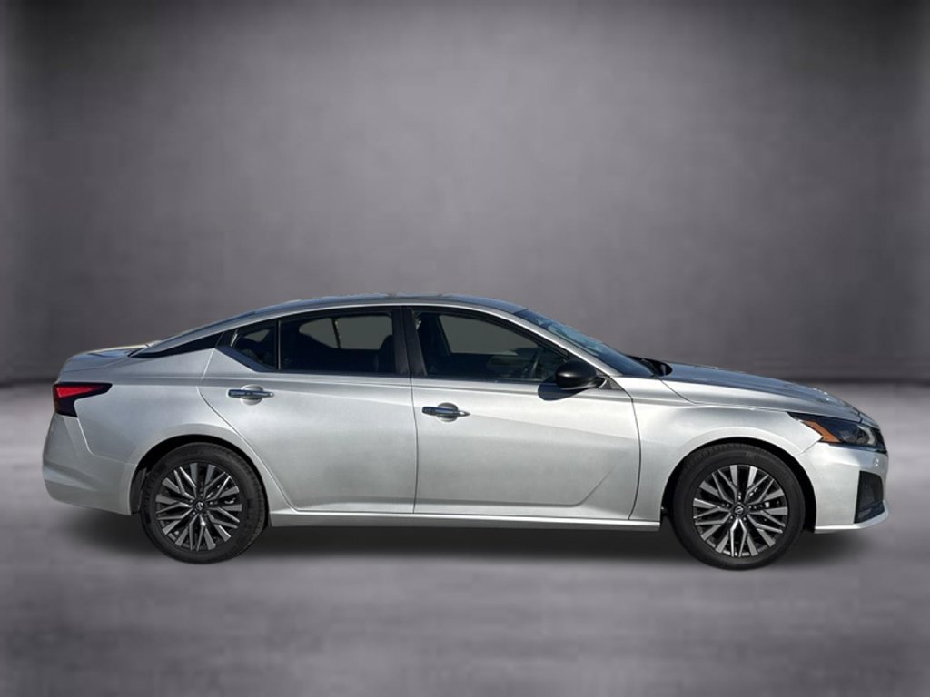 Used 2024 Nissan Altima 2.5 SV FWD image 3