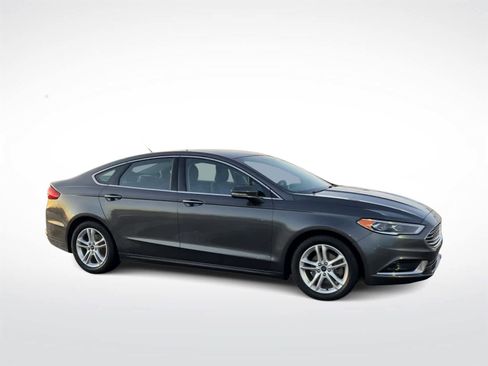 Used 2018 Ford Fusion SE w/ Fusion SE Technology Package image 2