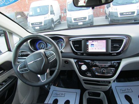 Used 2023 Chrysler Voyager LX FWD image 18