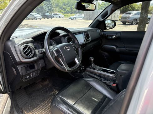 Used 2019 Toyota Tacoma TRD Sport AWD/4WD image 8