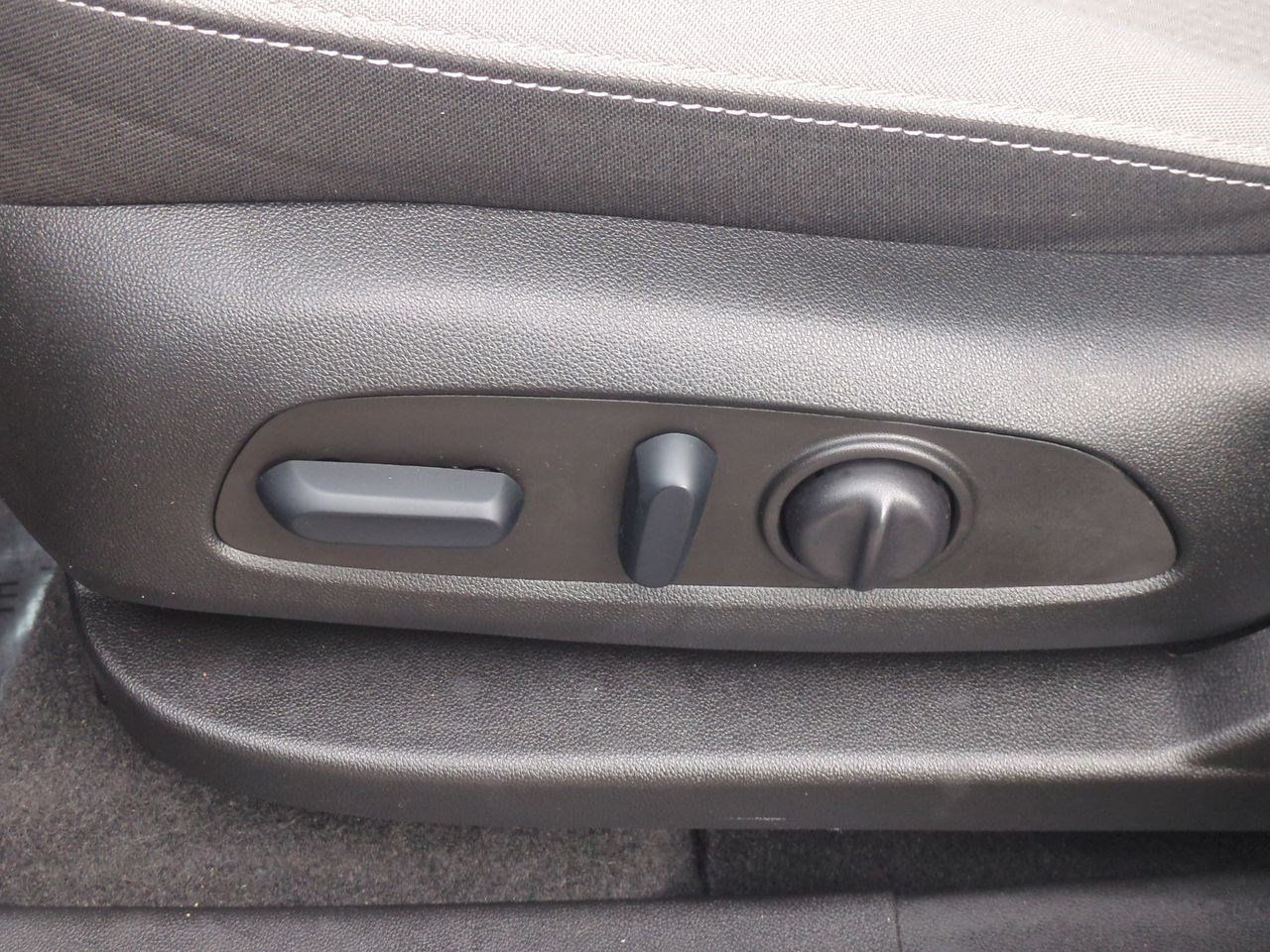 Used 2023 GMC Terrain SLE w/ Driver Convenience Package FWD image 18